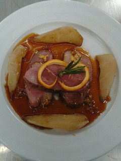 Una foto de Magret de pato en salsa gastrique y pera confitada