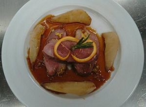 Una foto de Magret de pato en salsa gastrique y pera confitada