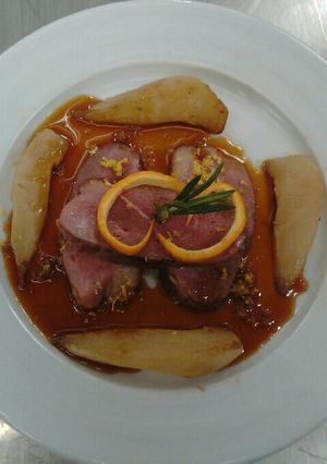 Foto principal de Magret de pato en salsa gastrique y pera confitada