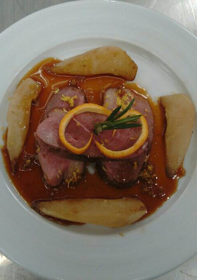Una foto de Magret de pato en salsa gastrique y pera confitada