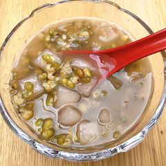 A picture of Mung bean soup with tapioca cubes.