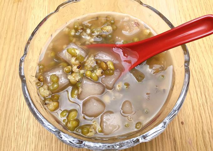 Mung bean soup with tapioca cubes