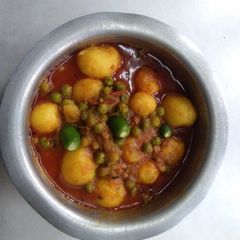 A picture of Aloo matar.