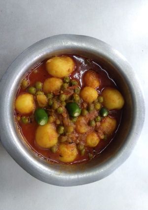 A picture of Aloo matar.