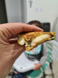 Una foto de Panqueque de verduras y queso para bebé 👶🏼🤍