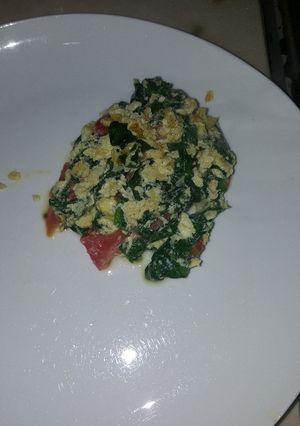 Una foto de Huevo con espinacas y tómate