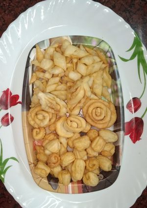 A picture of Many type of mathri.