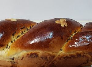 O poză a rețetei Cozonac împletit cu nucă, cacao și rahat.