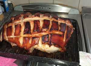 Una foto de Pernil con salsa barbacoa