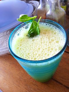 Una foto de Licuado de Naranja 🍊🍊y albahaca