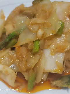 Una foto de Repollo guisado con espárragos verdes
