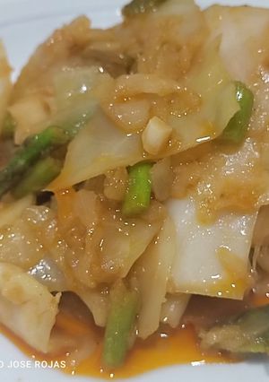 Una foto de Repollo guisado con espárragos verdes