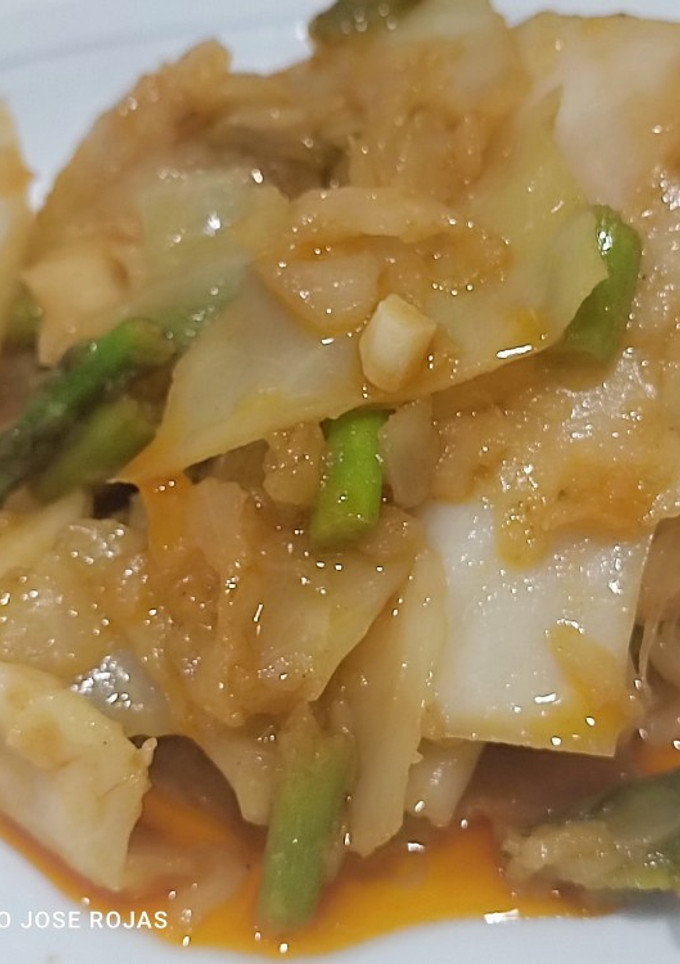 Una foto de Repollo guisado con espárragos verdes