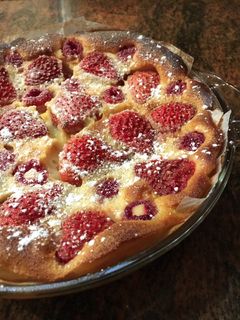 Una foto de Clafoutis de fresas