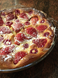 Una foto de Clafoutis de fresas
