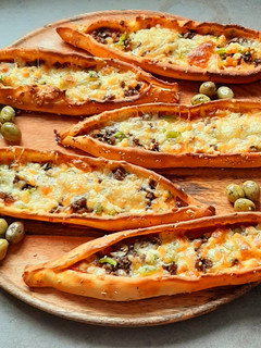 صورة لوصفة قوارب البيتزا على الطريقة تركية 🇹🇷🍕