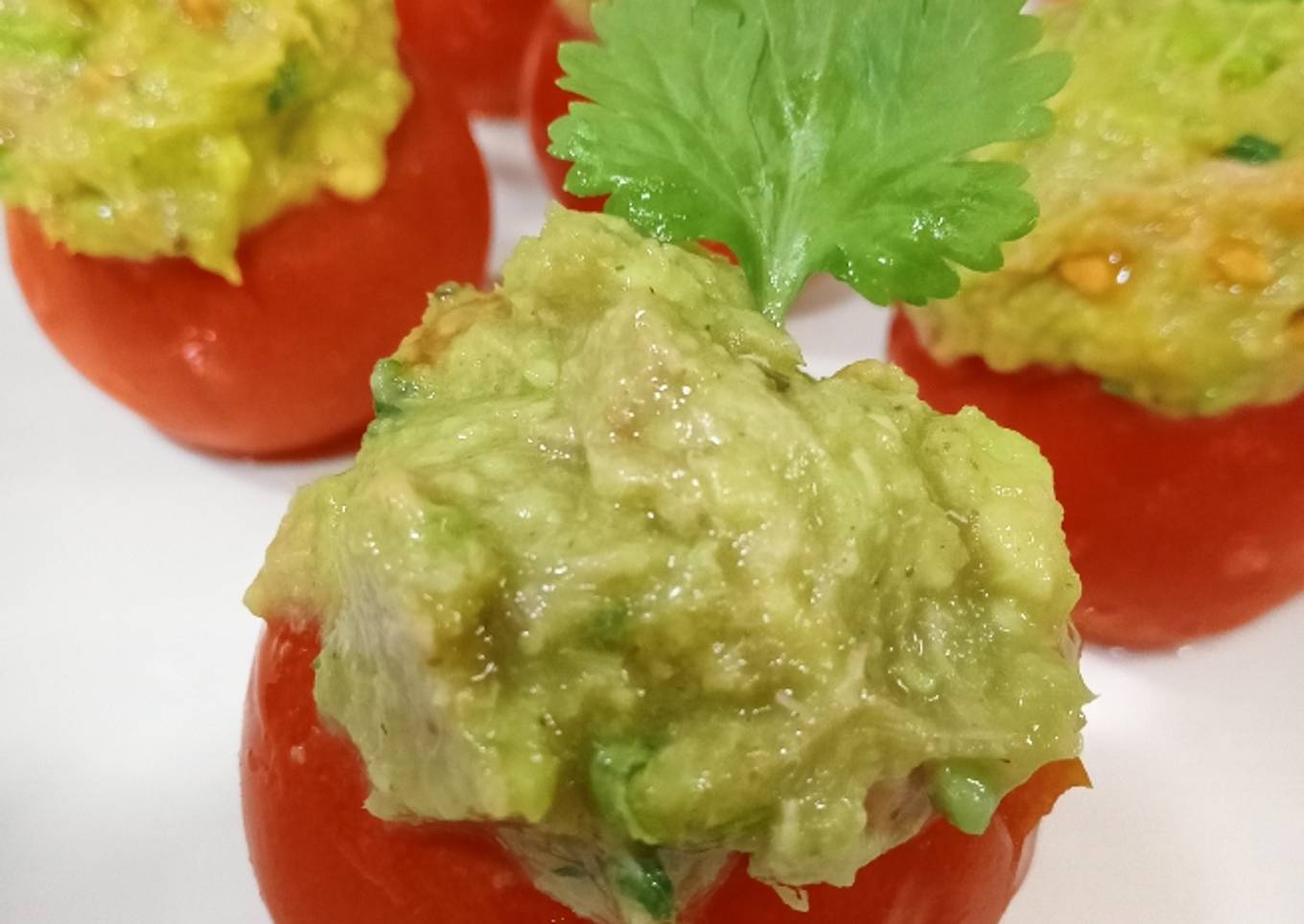 Tomate rama relleno con crema de atún y aguacate