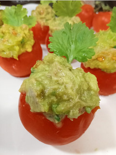 Una foto de Tomate rama relleno con crema de atún y aguacate