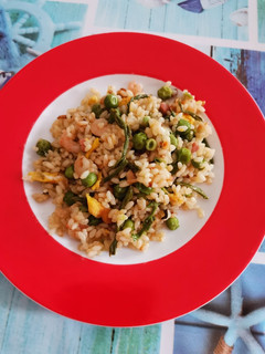 Una foto de Arroz salteado con espárragos, gambas y guisantes