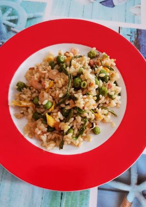 Una foto de Arroz salteado con espárragos, gambas y guisantes