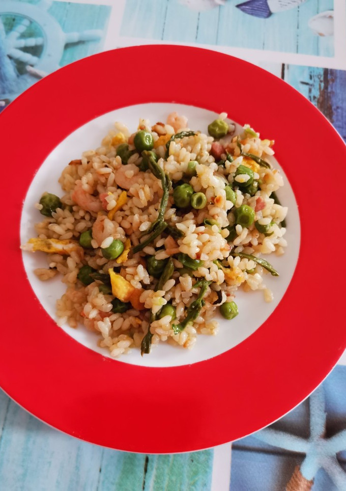 Una foto de Arroz salteado con espárragos, gambas y guisantes
