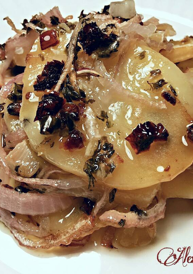 Una foto de Patatas confitadas con cebollas al horno