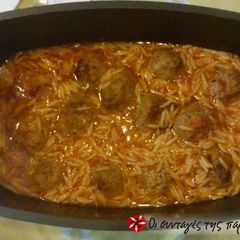 A picture of Giouvetsi with burgers in the Dutch oven.
