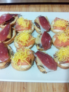 Una foto de Canapés de foie con mermelada de cebolla y jamón de pato