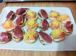 Foto principal de Canapés de foie con mermelada de cebolla y jamón de pato 