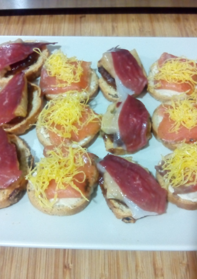 Una foto de Canapés de foie con mermelada de cebolla y jamón de pato 