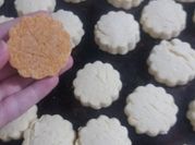Una foto de scones maizena