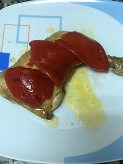 Una foto de Muslos de pollo al ají limón con oro rojo de lodosa (pimientos del piquillo)