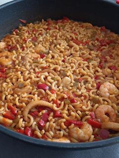 Una foto de Fideuá de langostinos y calamar