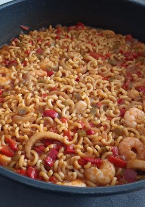 Una foto de Fideuá de langostinos y calamar