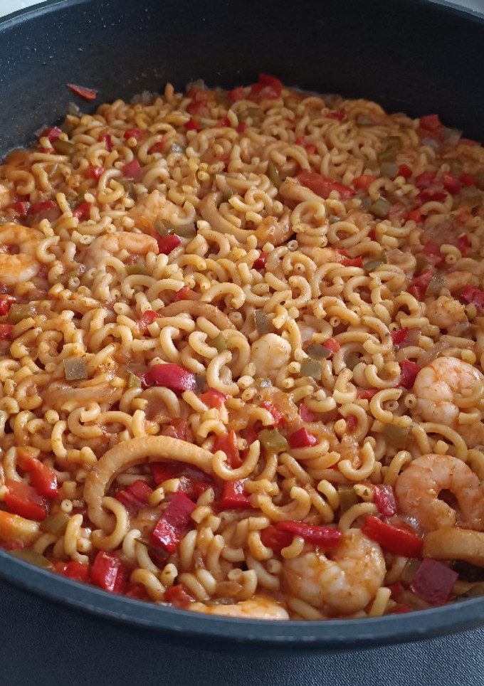 Una foto de Fideuá de langostinos y calamar
