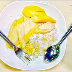 A picture of Mango with Sticky rice and Coconut syrup.