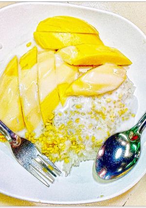A picture of Mango with Sticky rice and Coconut syrup.