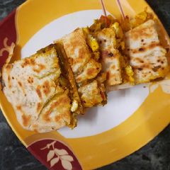 A picture of Butter kulcha paneer.