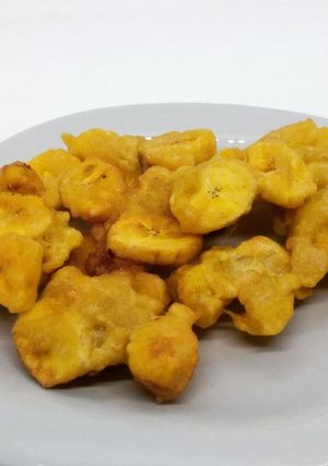 A picture of Semiripe banana fritters.
