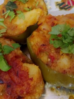 भरवां शिमला मिर्च (Bharwan Shimla Mirch recipe in Hindi) रेसिपी मुख्य फोटो