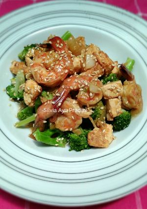 Foto resep Cah brokoli tofu udang dengan taburan wijen