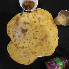 A picture of Gujarati masala khakhra.