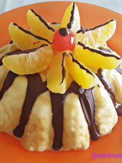 Una foto de Flan de mango con baño de chocolate