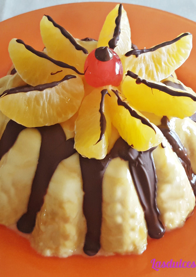 Una foto de Flan de mango con baño de chocolate