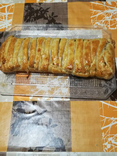 Una foto de Hojaldre trenzado relleno de espinaca queso y jamón serrano