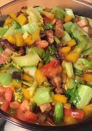 Une photo de Chou pak choi aux poivrons jaunes,lard,tomates et oignon rouge