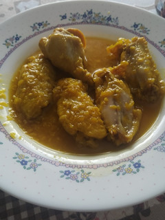 Una foto de Muslitos de pollo en salsa