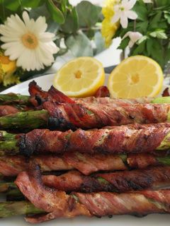 O poză a rețetei Sparanghel învelit în bacon la grătar.