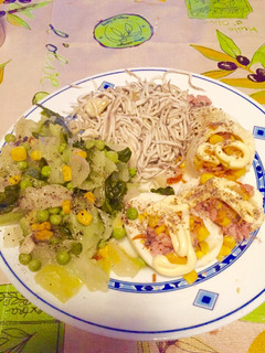 Una foto de Anguriñas con verduras y huevos rellenos(combo sano😉)