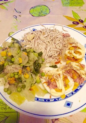 Una foto de Anguriñas con verduras y huevos rellenos(combo sano😉)